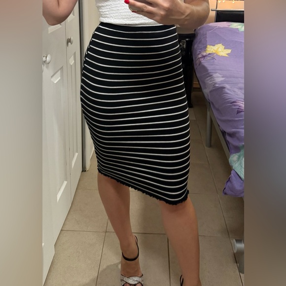 Chic Striped Pencil Skirt in Black and White - Picture 1 of 2